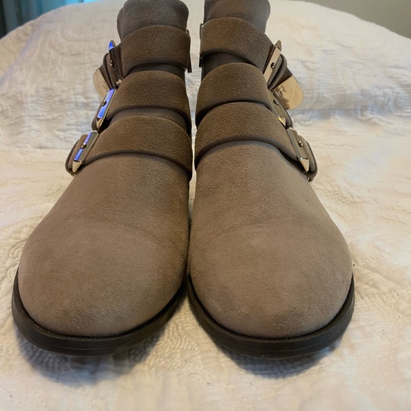 Taryn Rose Samantha Tan suede Ankle boots with gold tone buckles. SZ 8.5 - Picture 5 of 16